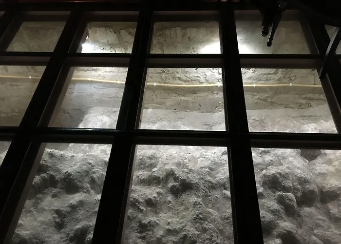 Varosi 4 Seasons Hotel